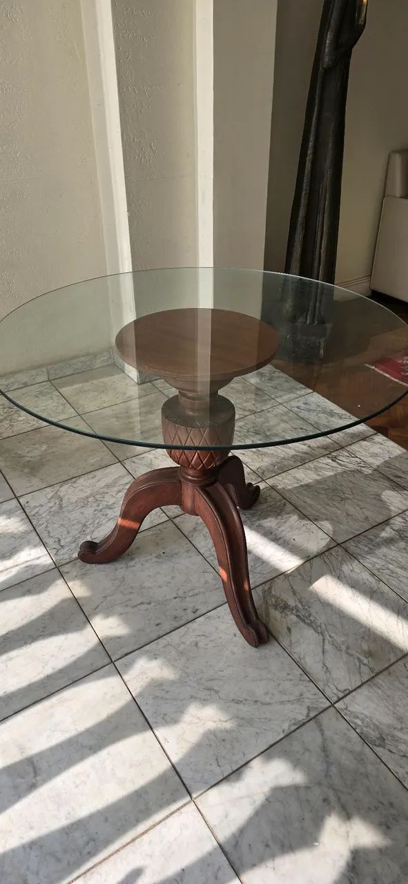 Mesa de Vidro com base em madeira maciça 