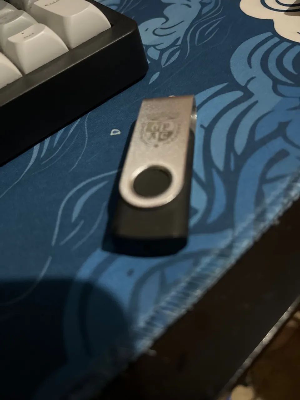 Pen Drive preto com proteção na entrada 