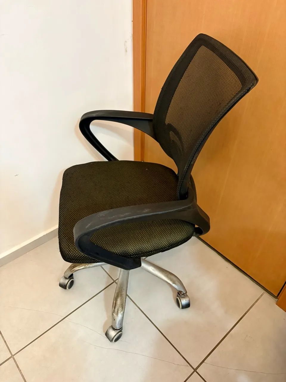 Cadeira De Escritório Giratória Estofada Preta - Foto 4