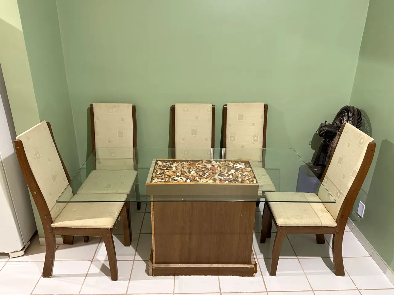Mesa tampão de vidro com 5 cadeiras - Foto 4