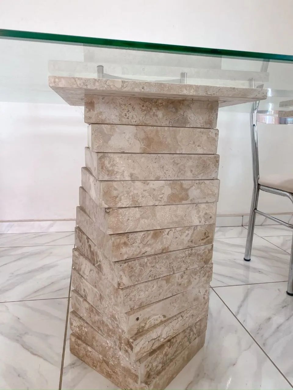 Mesa de vidro com base de pedra escultural - Foto 4
