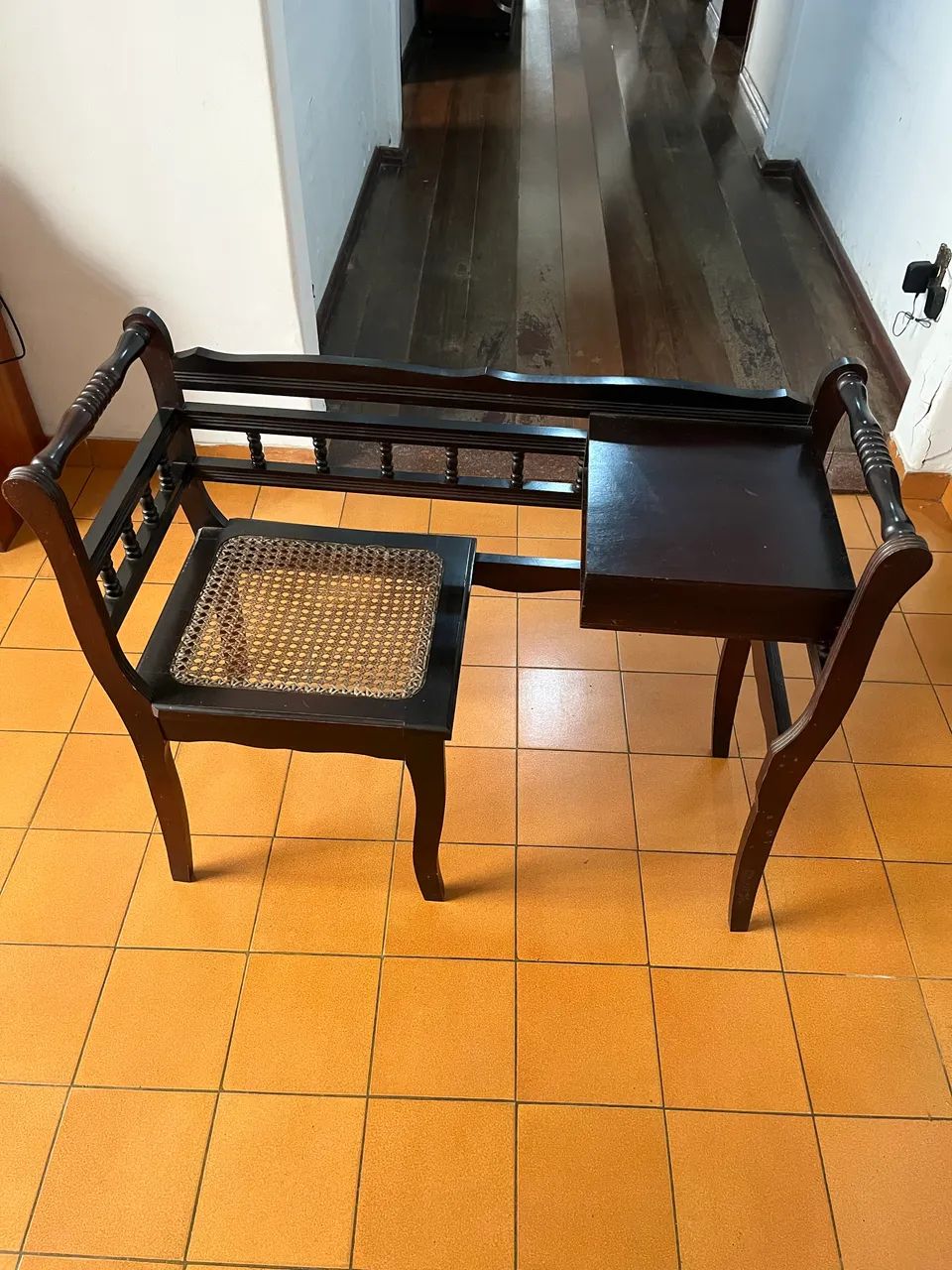 Banco namoradeira com mesa em Madeira - Foto 4