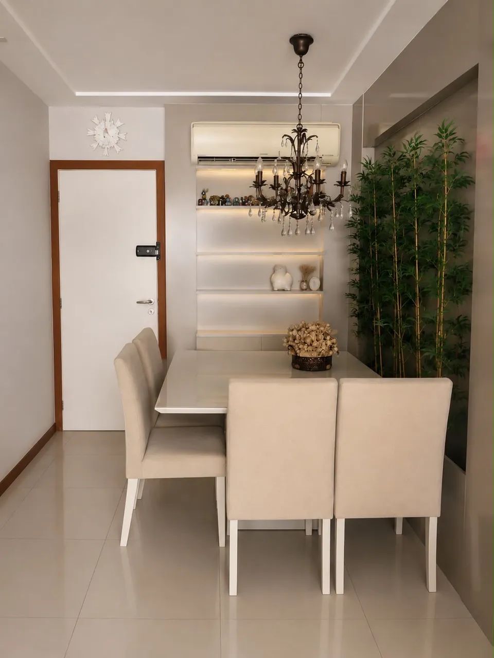 Vende-se mesa jantar c\ 6 cadeiras