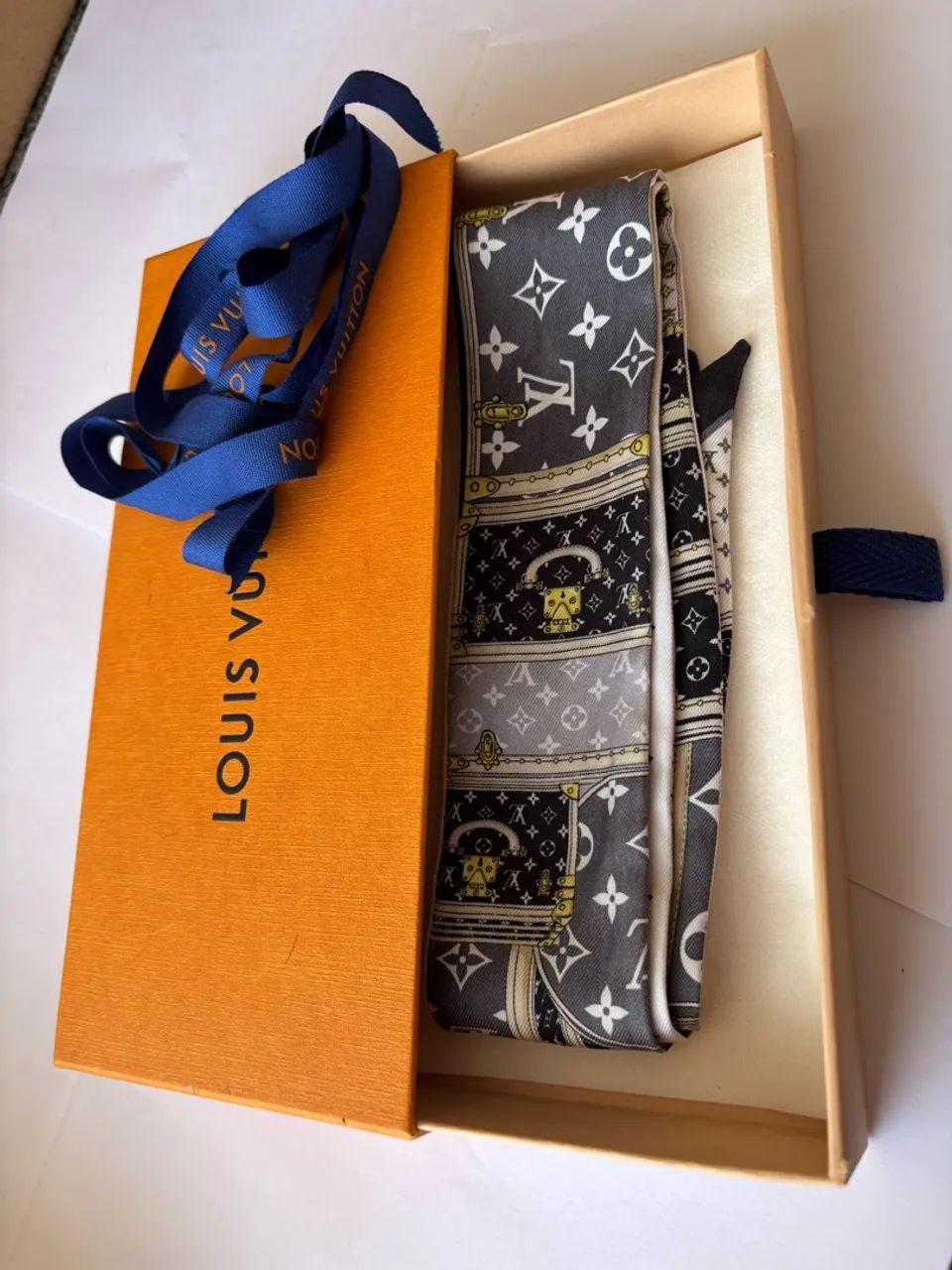 Bandeau Louis Vuitton Silk Trunk Monogram Grey/Black - Foto 5