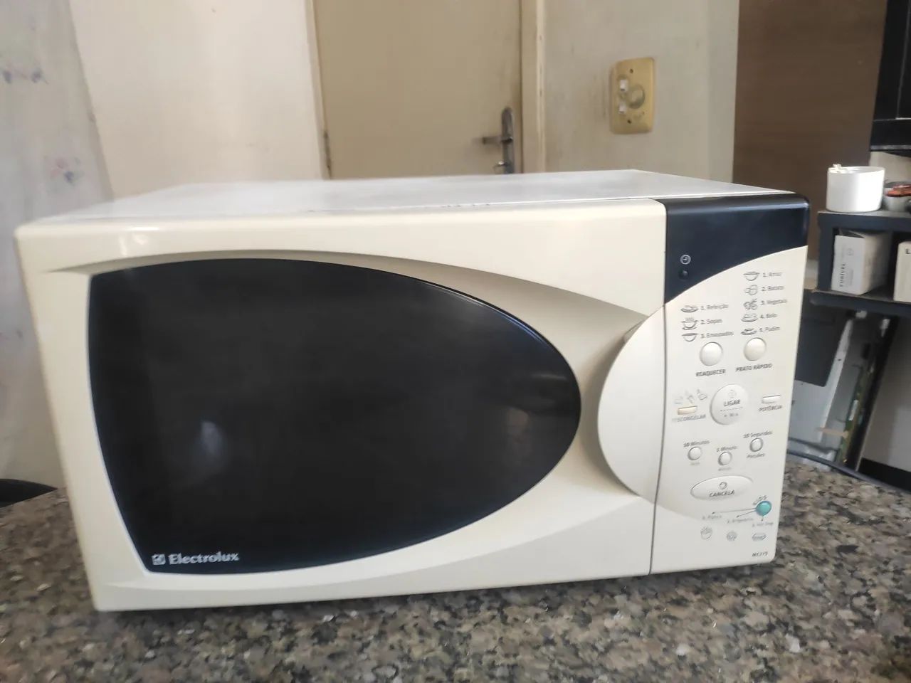 Microondas Eletro lux 30 litros, com garantia de 3 meses.