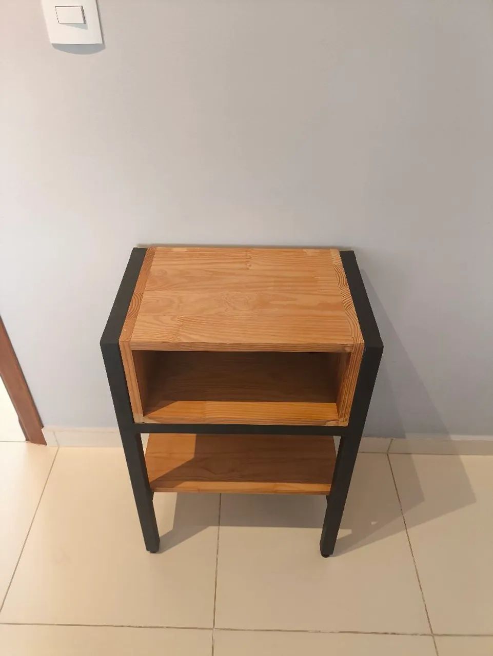 Mesa de Cabeceira Industrial com Nicho e Prateleira - 72 cm - Foto 3