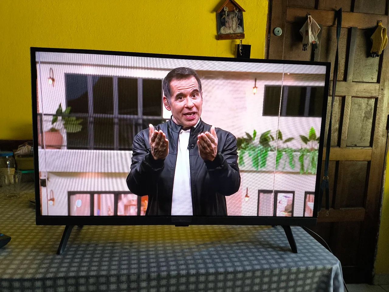 Tv smart 32 polegadas LG semi nova vários aplicativos  - Foto 4