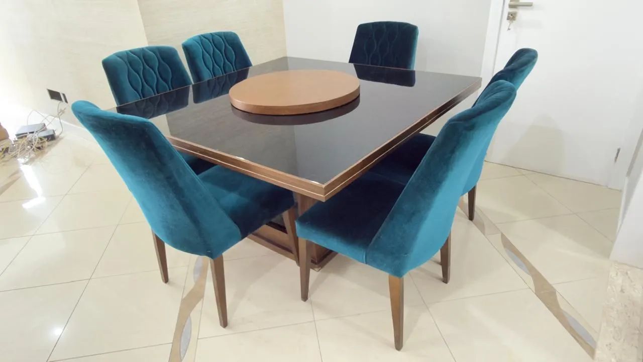 Mesa alto padrão com cadeiras 