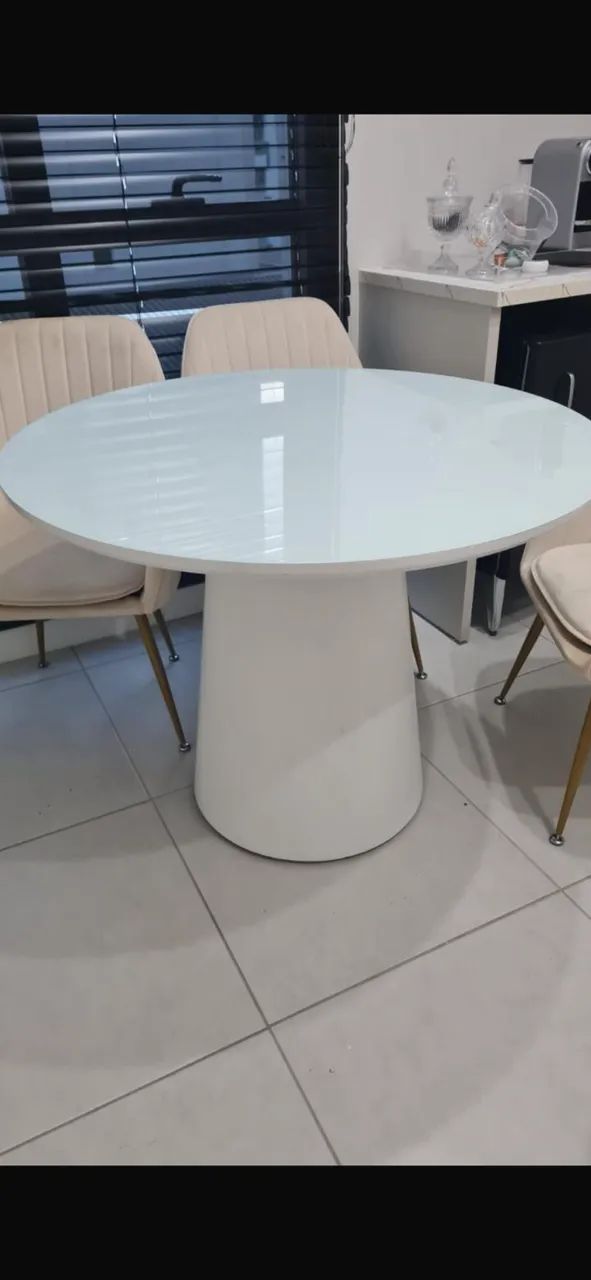 Mesa redonda branca com tampo de vidro 