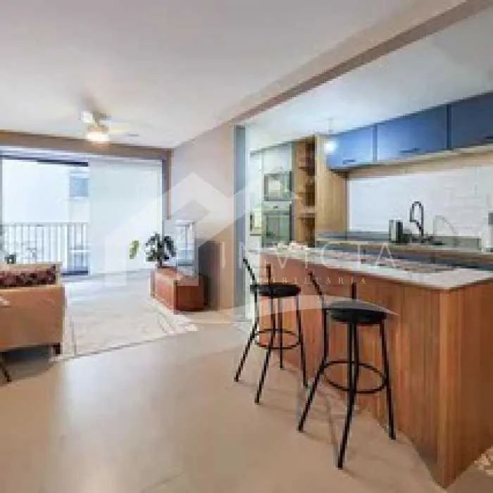 LINDÍSSIMO APARTAMENTO COM VARANDA EM BOTAFOGO
