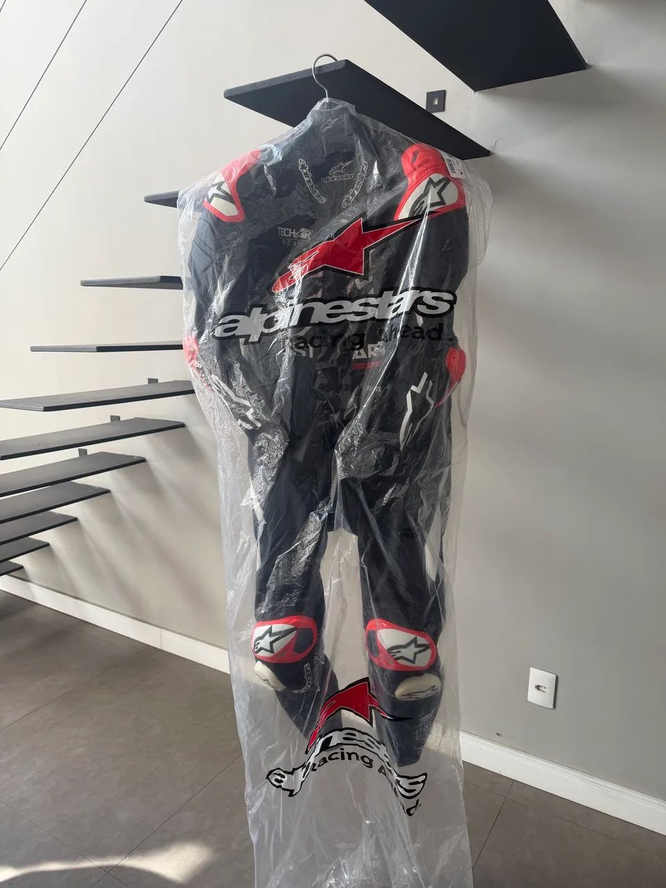 Macacão Alpinestars GP Tech V4 1 Piece - Tech-Air Ready (Novo sem uso) Tamanho 50 - Foto 2