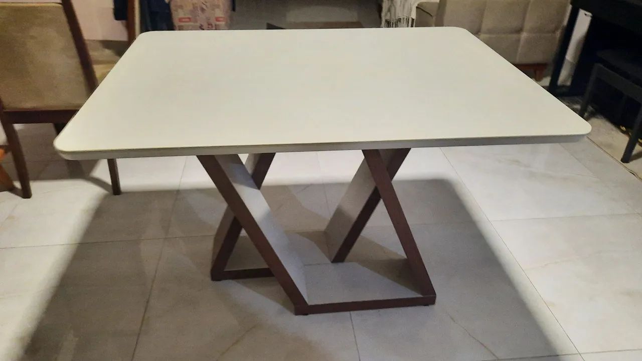 Mesa laqueada, bem robusta e bem consevada