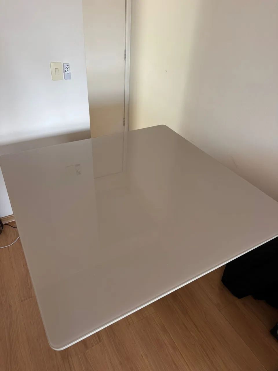 Mesa de jantar 1.30x1.30 base de madeira e tampo de vidro COM CADEIRA  - Foto 2