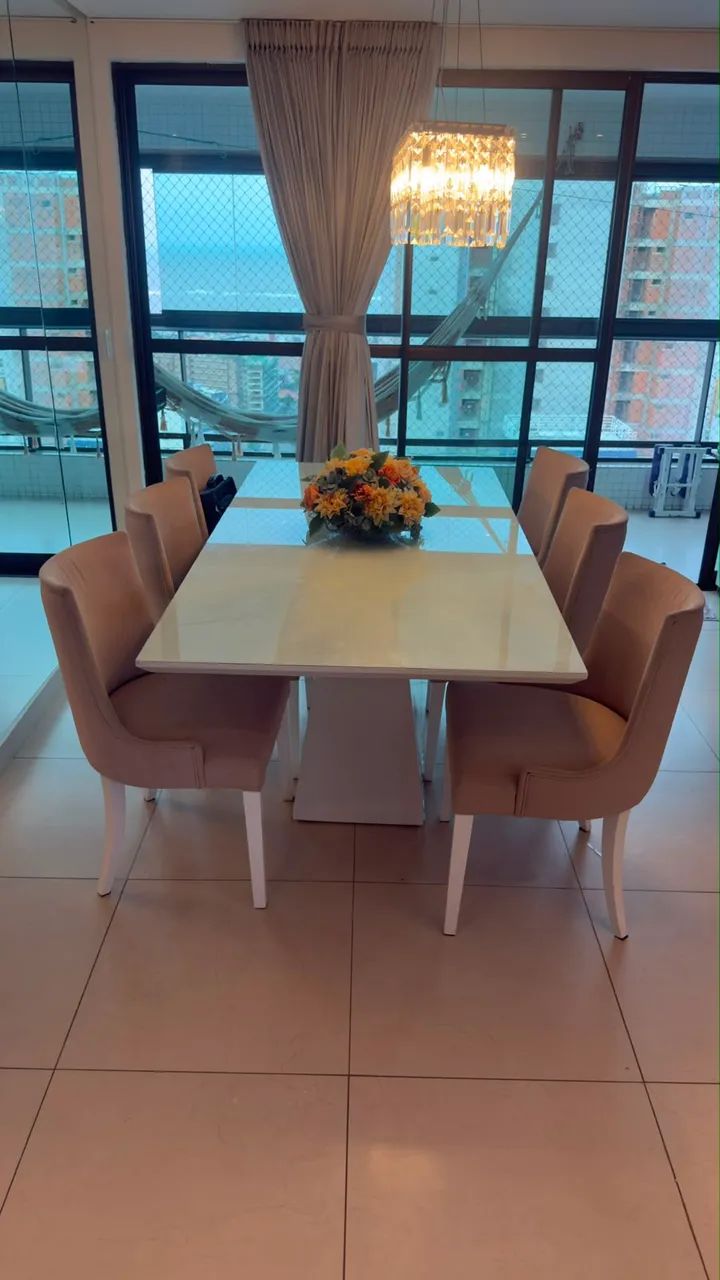 Vendo mesa em Laca com 6 cadeiras