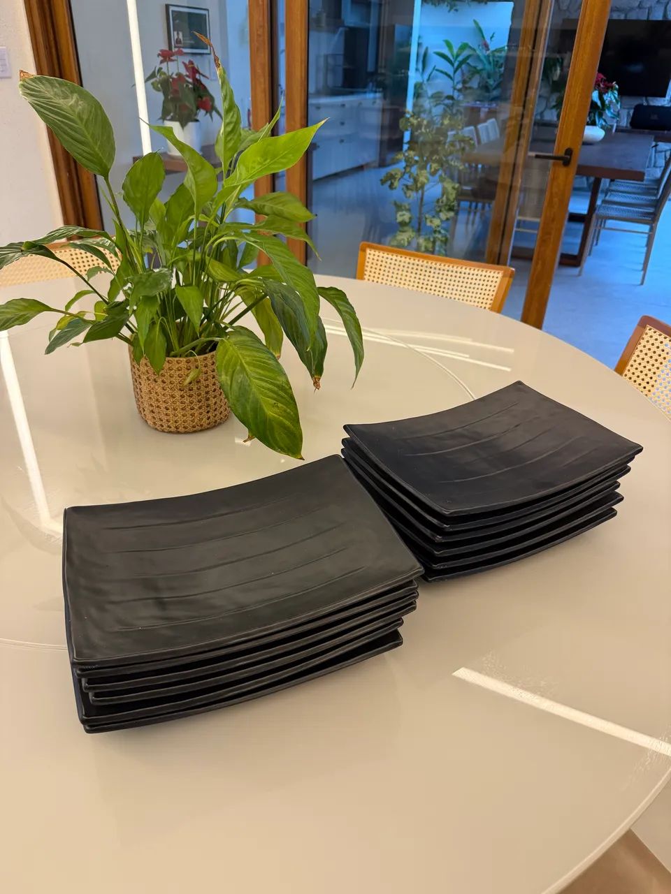 Vendo 12 Pratos em Melanina na cor Preto! Novíssimos!!!! Medida 32x22 