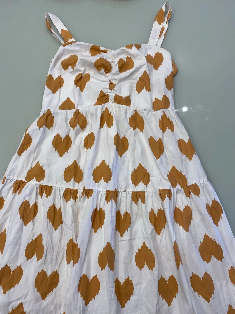Vestido branco com corações marrons 