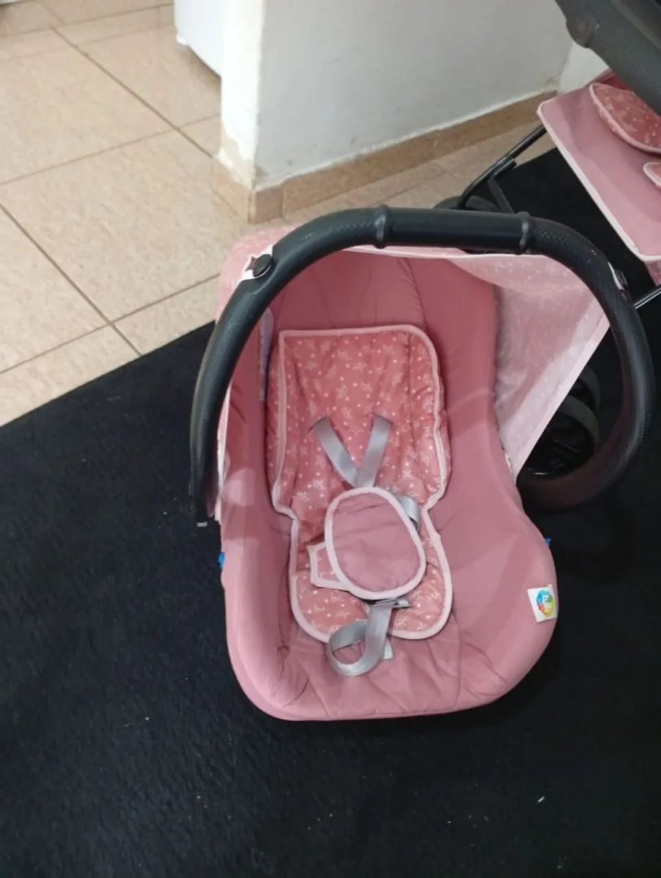 Carrinho de bebê com o bebê conforto  - Foto 4
