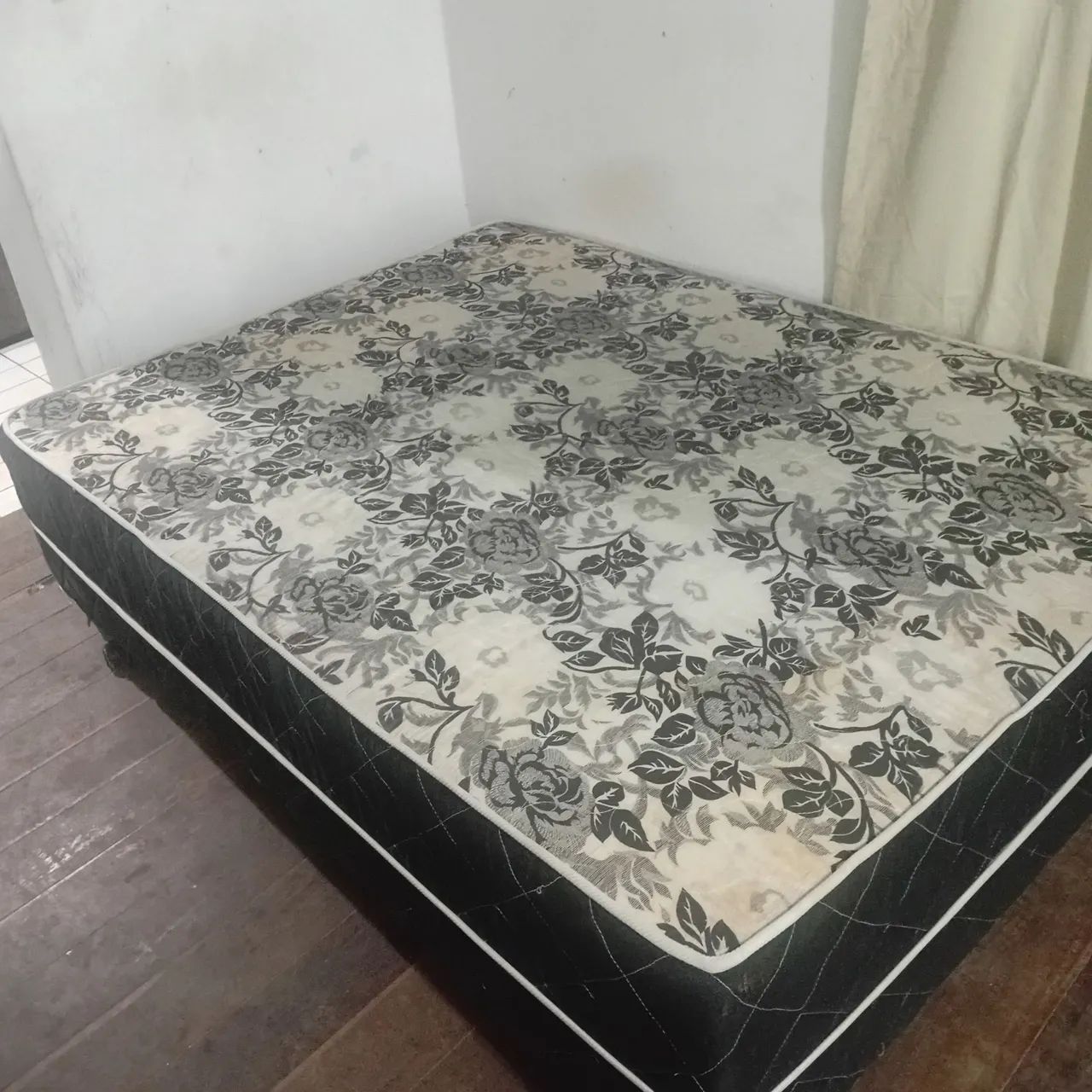 Cama box casal o colchão é acoplado