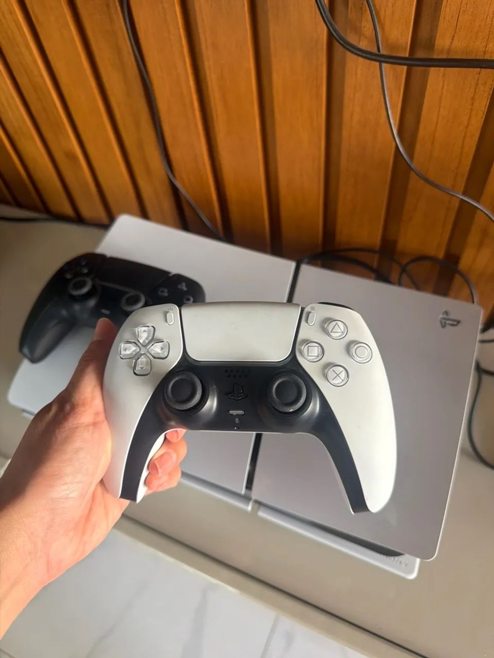 Ps5 com 2 controles e base recarregavel  - Foto 2