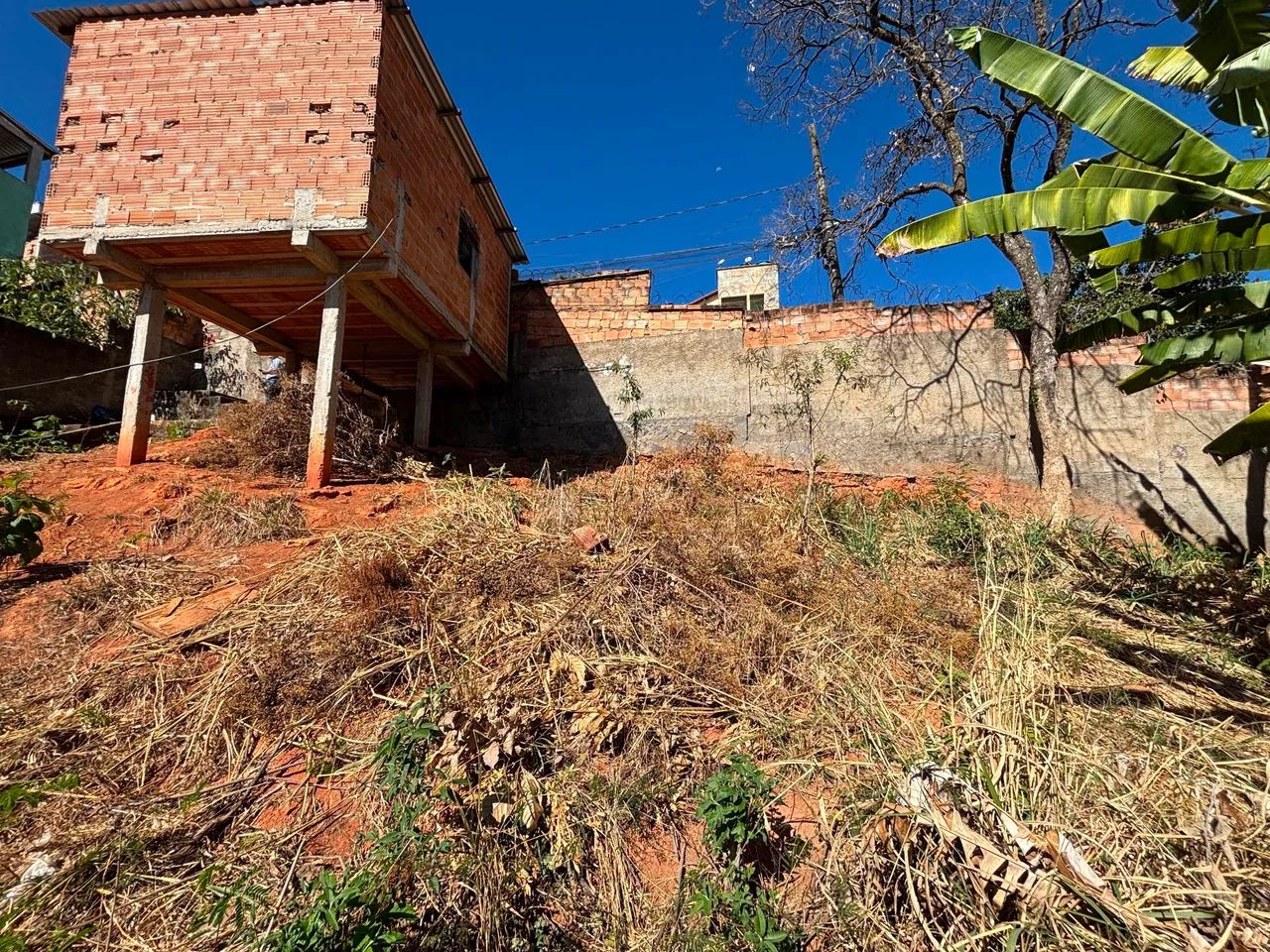 Lote todo murado com garagem para 2 veículos. - Foto 2