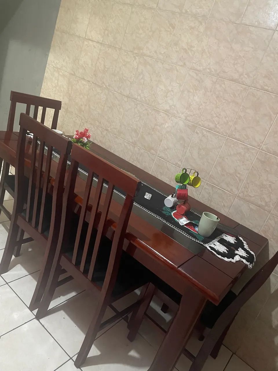 Mesa de 6 lugar  falta 2 cadeiras  - Foto 2