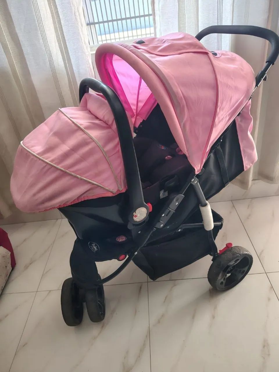 Carrinho de bebê +bebê conforto 