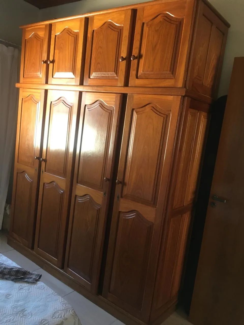 Guarda roupa de madeira maciça 