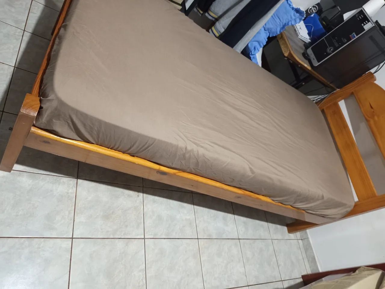 Vendo camas de solteiro em ótimo estado de conservação. (Sem colchão) 150 Cada