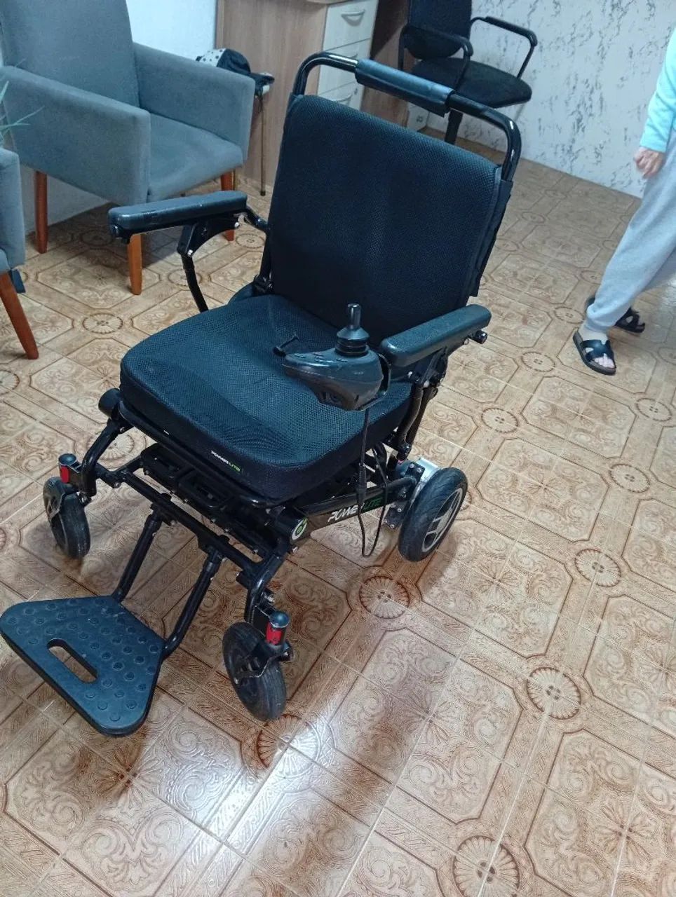 Cadeira de rodas motorizada 