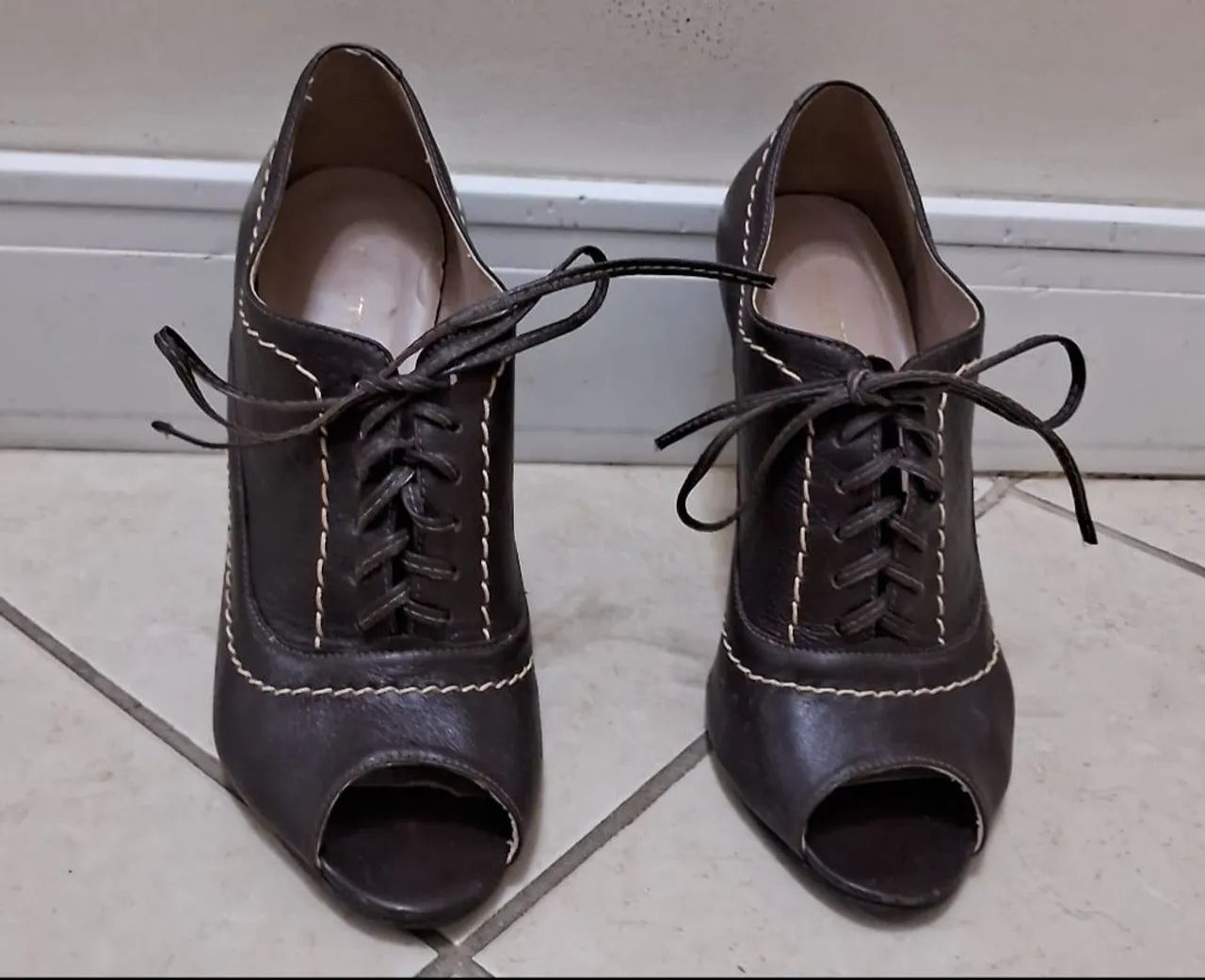 Scarpin Peep Toe em Couro
