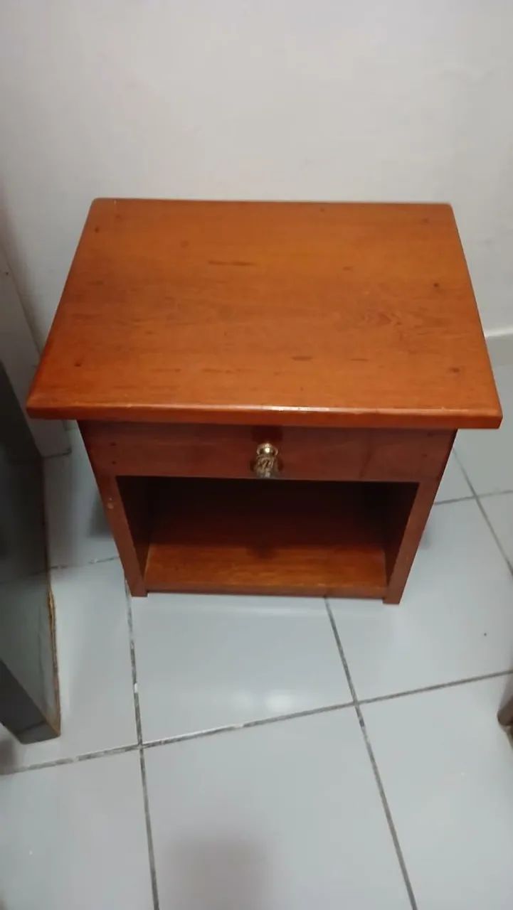 Mesinha de canto de quarto com uma gaveta madeira se Lei