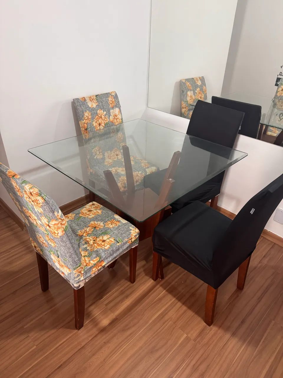 Mesa com Tampão de vidro e 4 cadeiras  - Foto 3