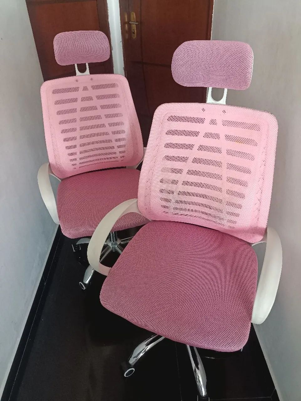 2 Cadeiras Ergonômicas Cor de Rosa - Foto 2