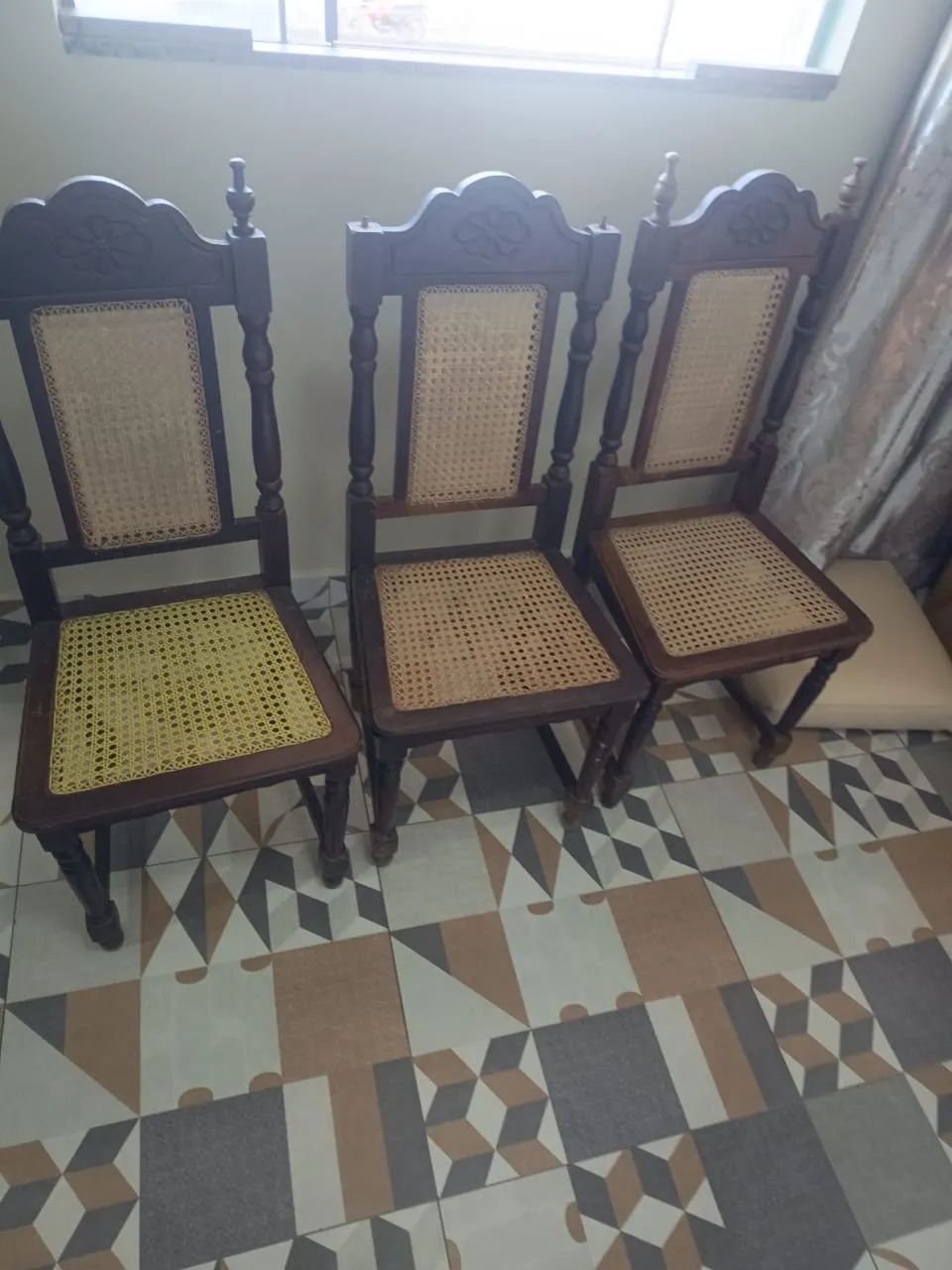 Cadeiras estilo colonial em madeira com palhinha sintética