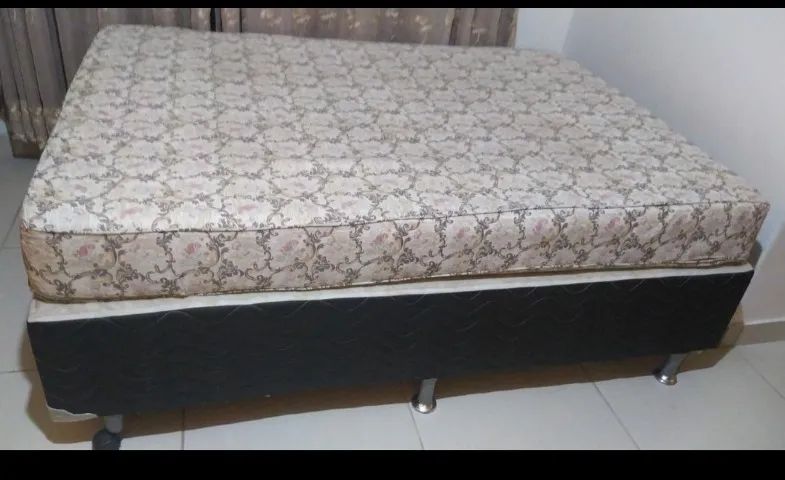 Vendo cama box de casal com colchão.
