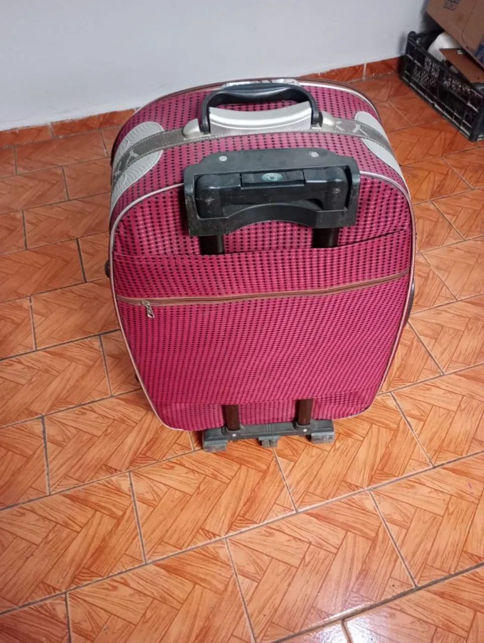 Mala de viagem semi nova sem marca de uso  - Foto 4