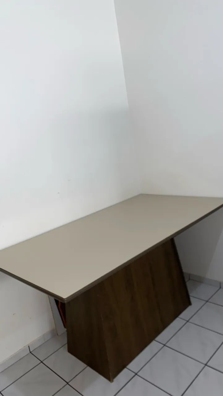 Mesa com tampa de vidro