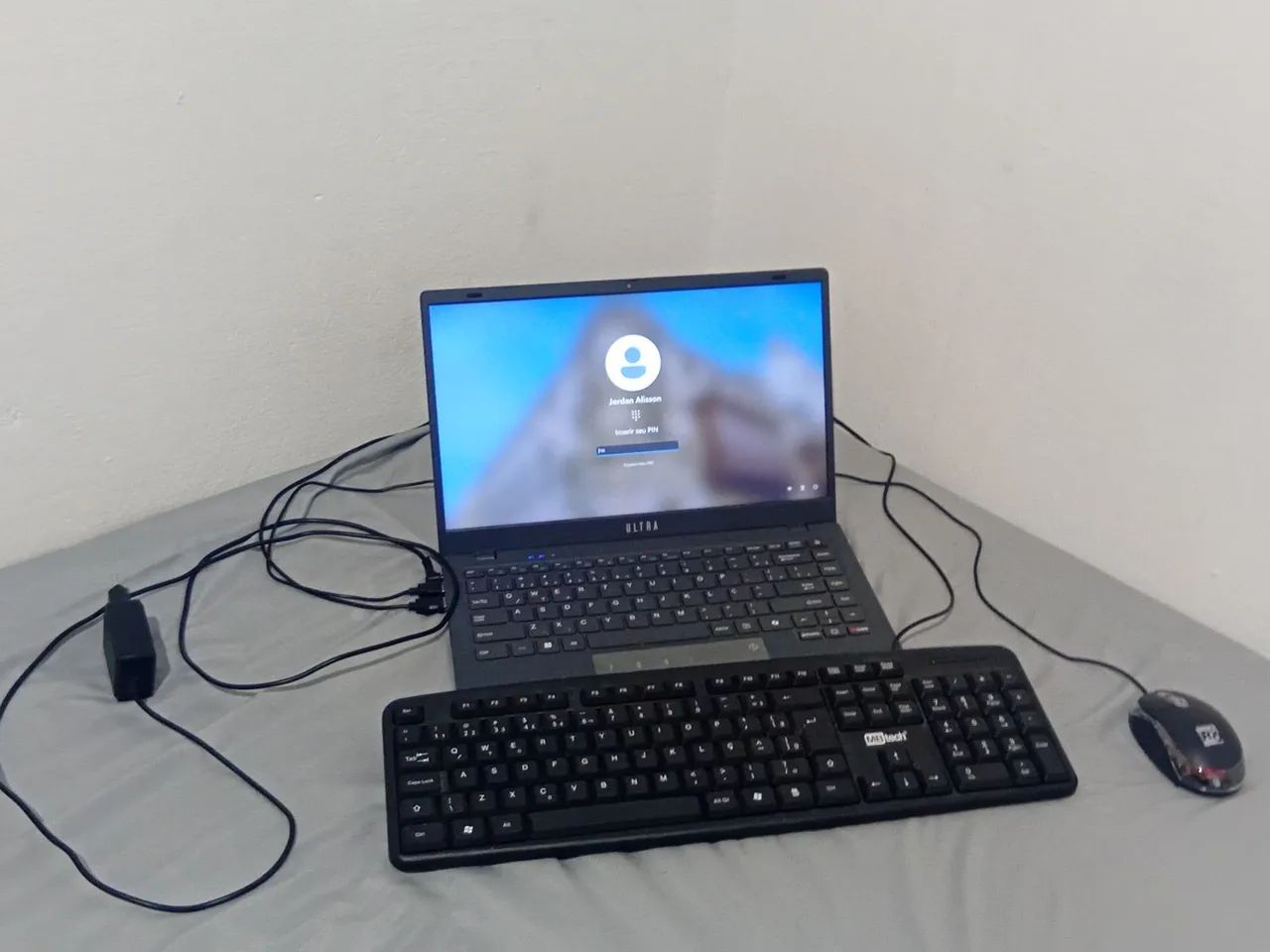 Vende-se Notebook Ultra Multi + Teclado e Mouse.