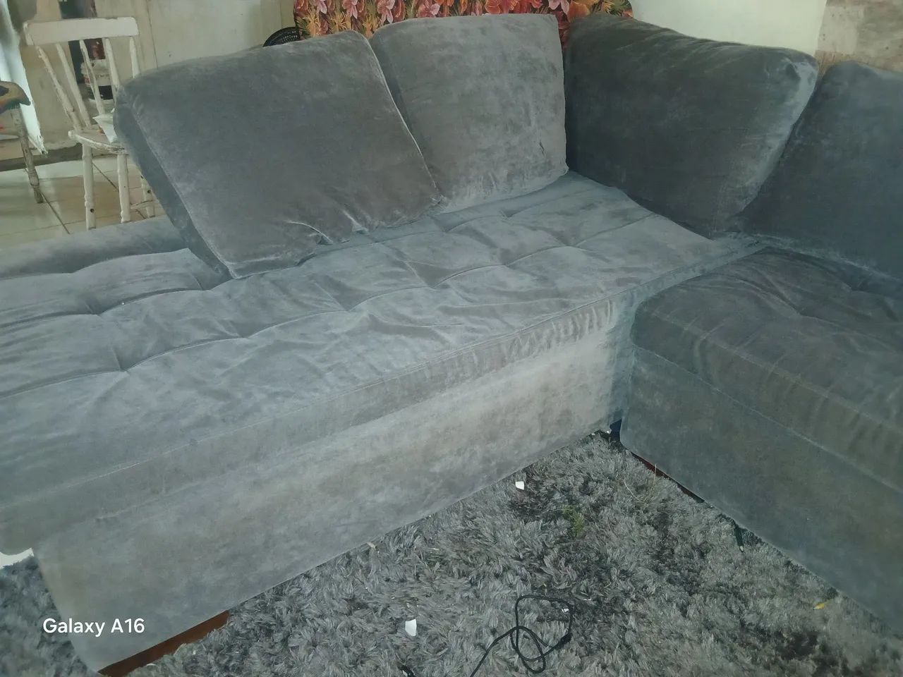 vendo sofá em formato de L grande bem cuidado  - Foto 3