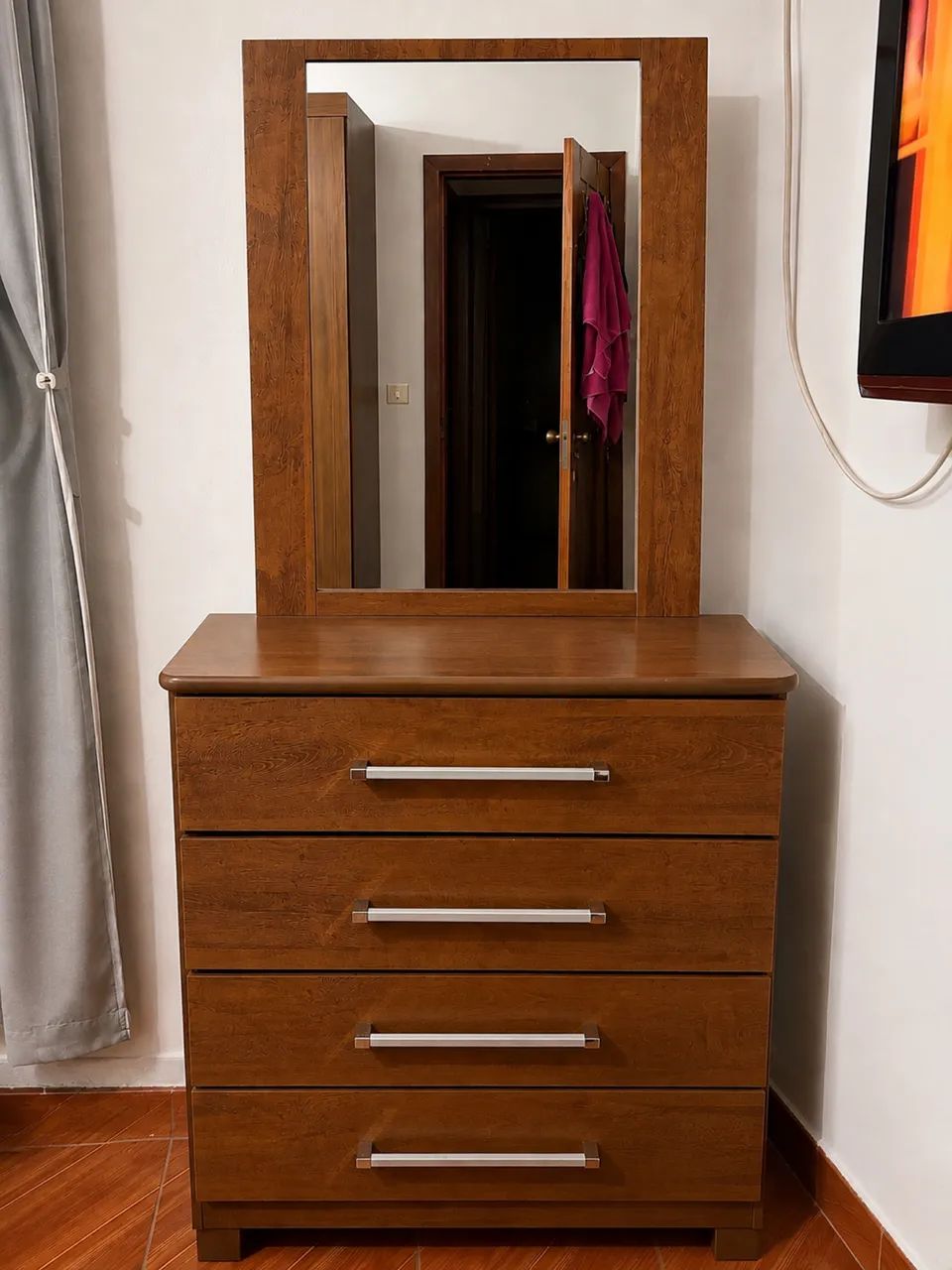 Conjunto de quarto composto por cômoda com espelho + 2 criados-mudos.