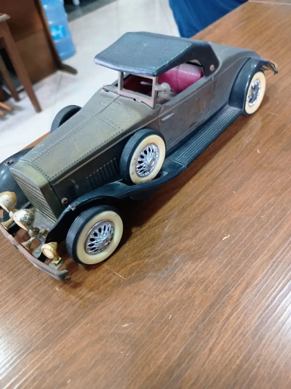 Rádio AM antigo em formato de miniatura do clássico carro Rolls