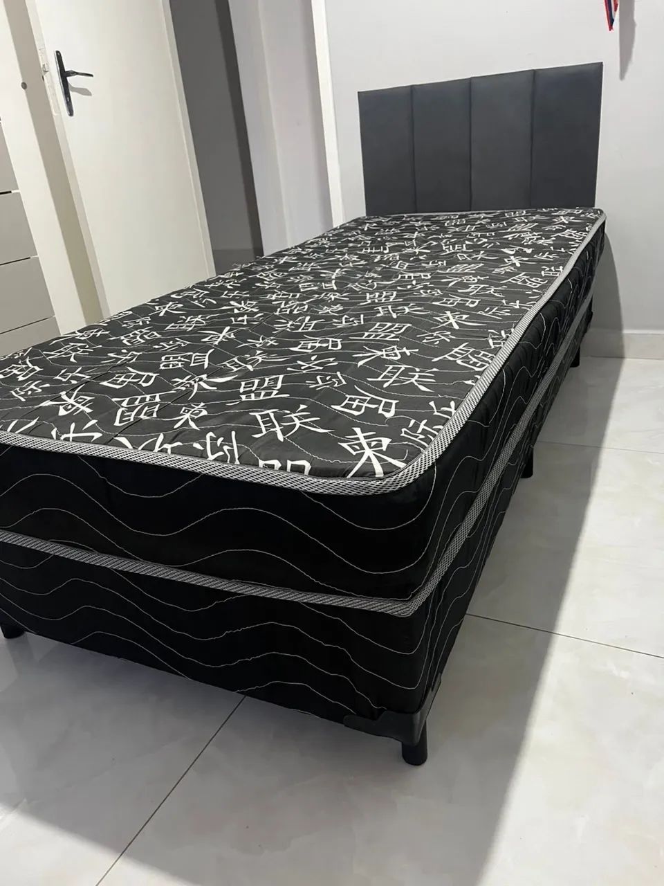 Cama Box solteiro com colchão acoplado 
