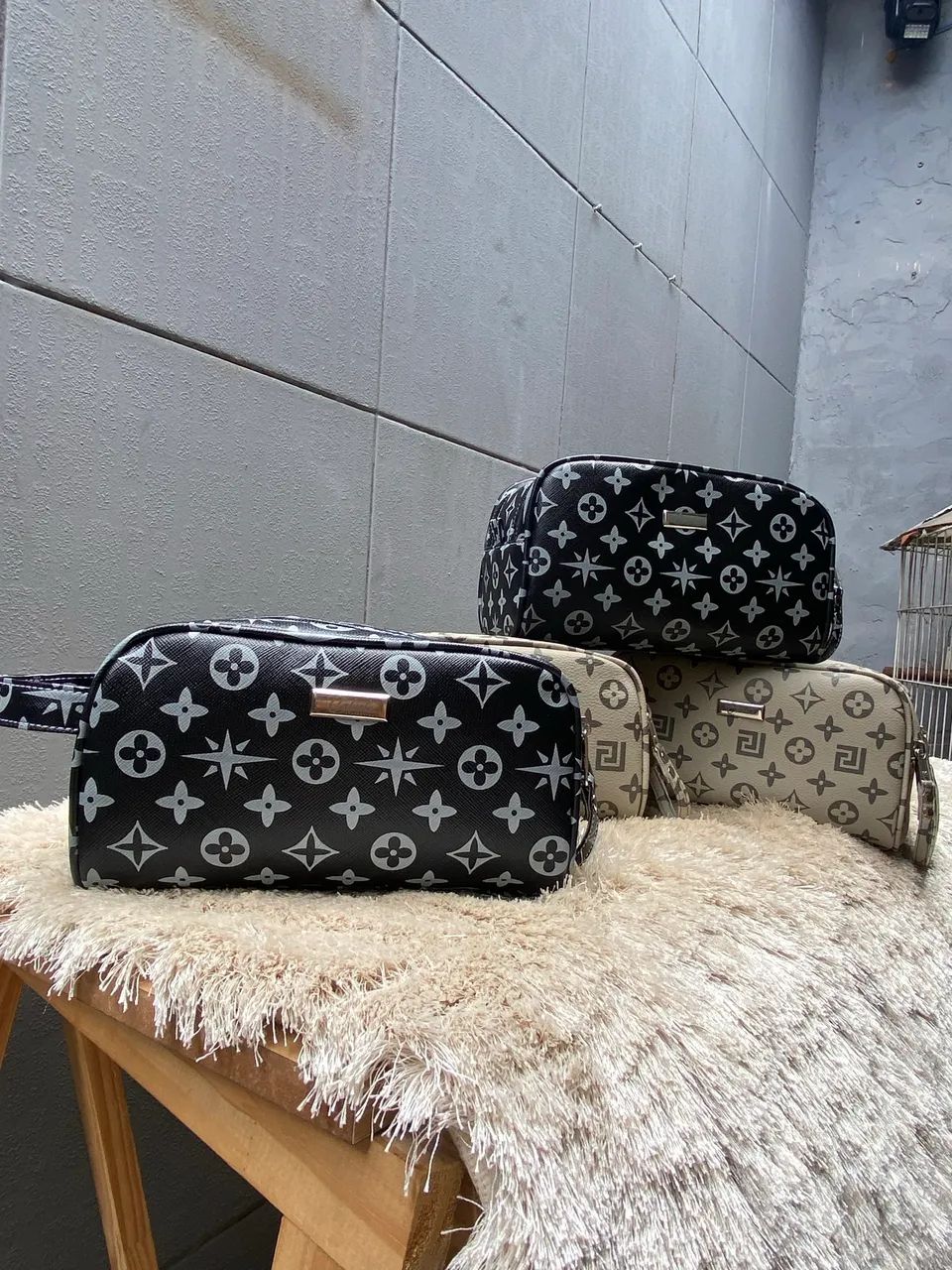 NECESSAIRE  no estilo preta e off white de coro 