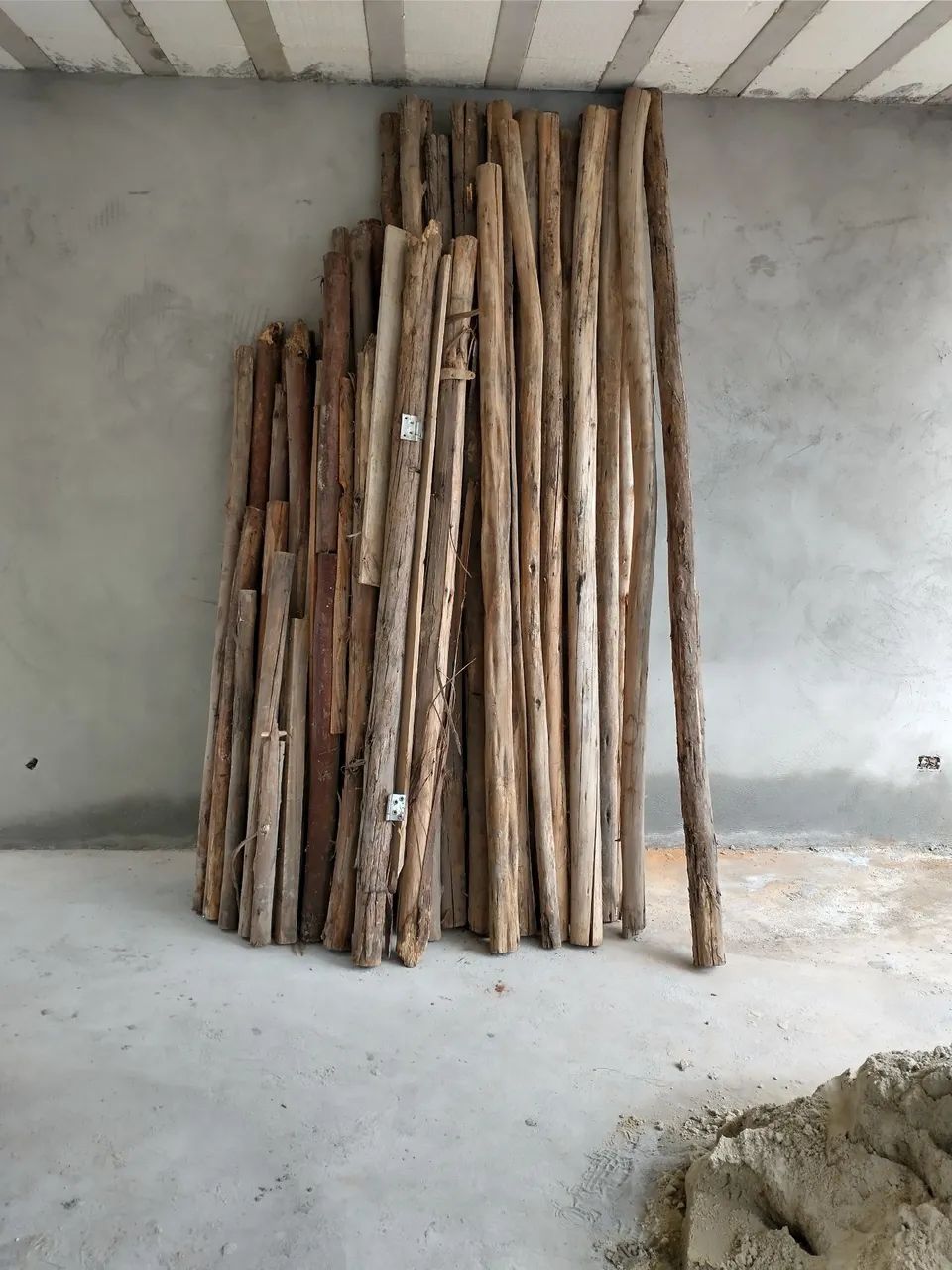 Donation of Wooden Props and Asbestos-Cement Roofing Sheets in Suzano