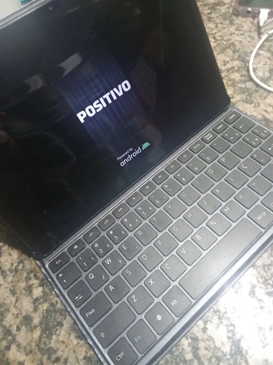  vision  tab 10 versão 13 Android . Vai com carregador, caixa , teclado .