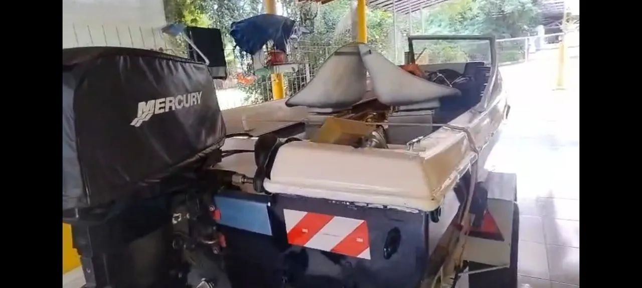 Excelente Lancha em fibra de vidro 