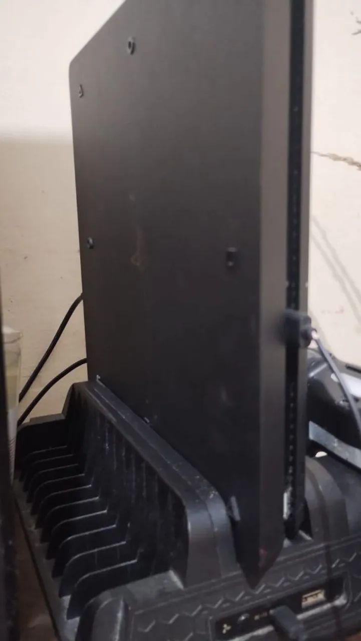 PS4 slim 1 tera com base para carregar o controles - Foto 5