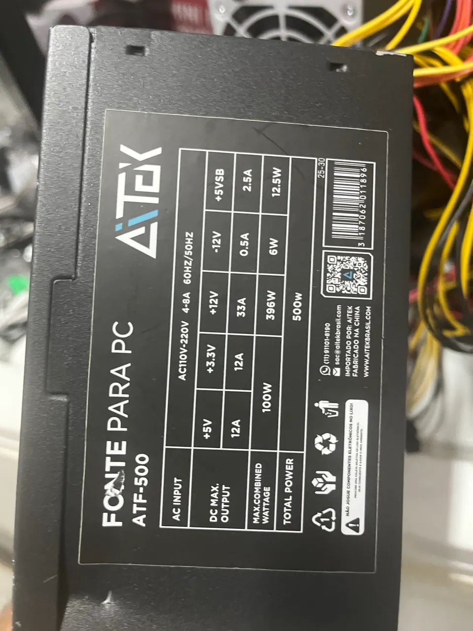 fonte de alimentação para computador ATX Aitek ATF-500 de 500W na cor preta.