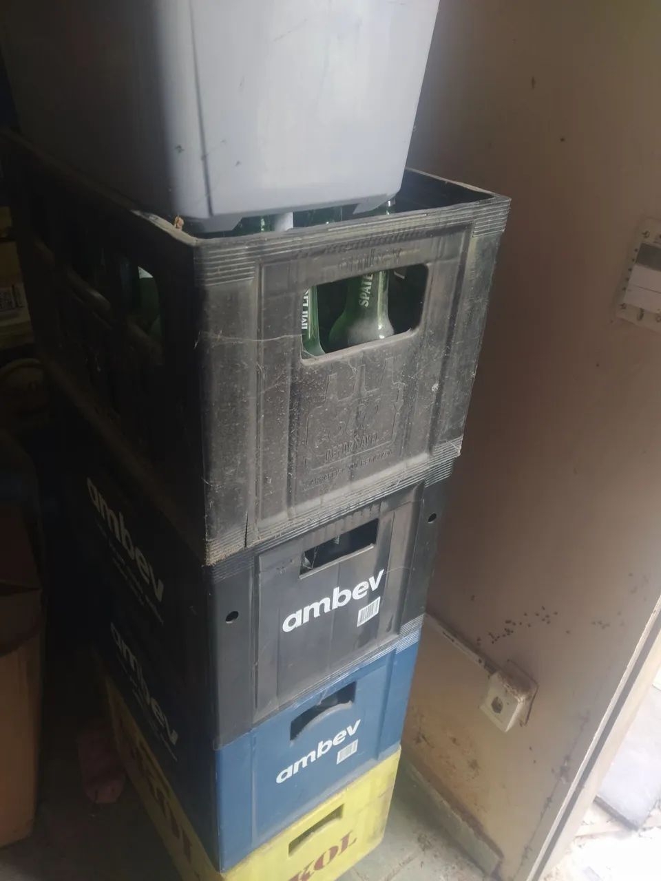 Caixas com vasilhame livrinho e 600 ml da ambev - Foto 3