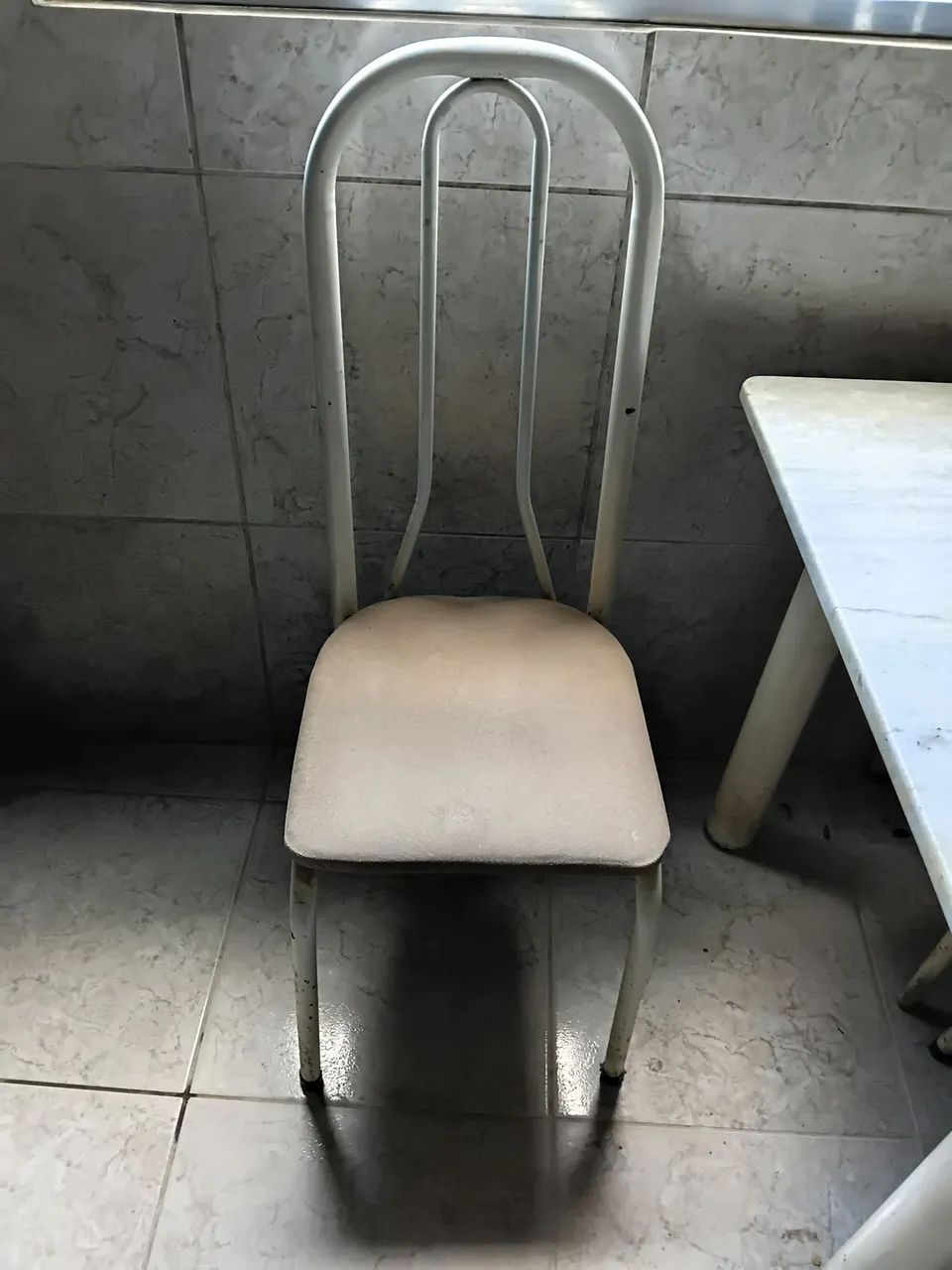 Vendo Mesa de Mármore com 04 cadeiras. - Foto 3